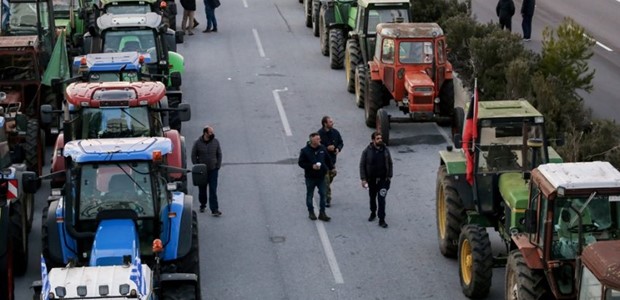 Στήνουν μπλόκα οι αγρότες της Θεσσαλίας